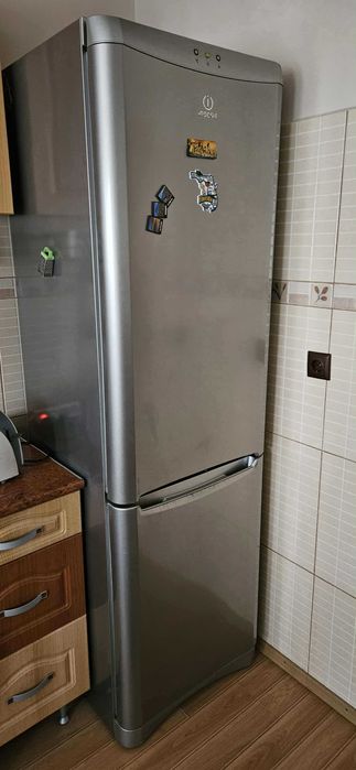 vand frigider Indesit