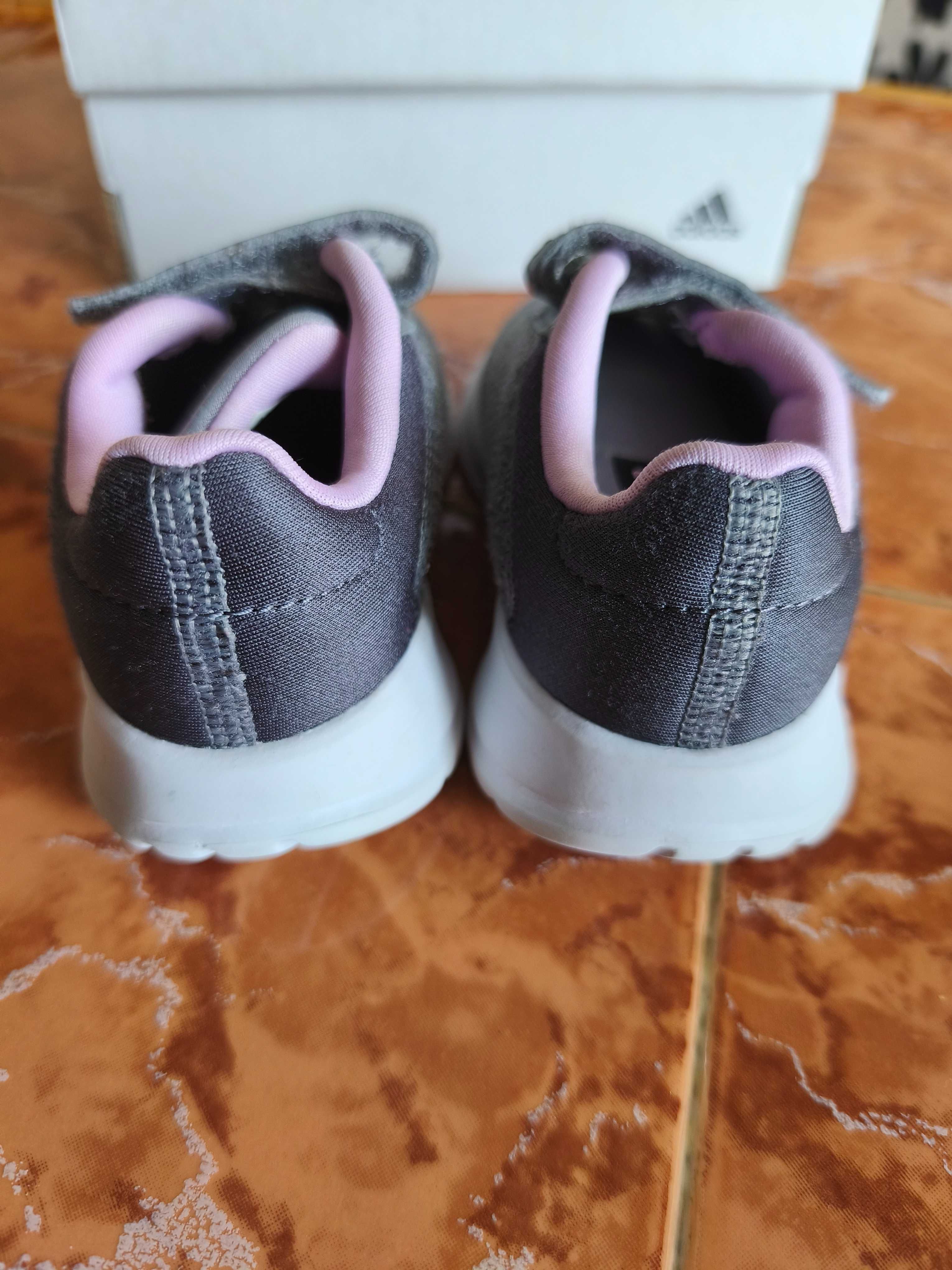 Маратонки Adidas за момиченце, размер 20