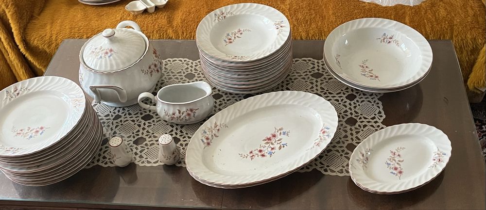 Порцеланов сервиз за хранене
