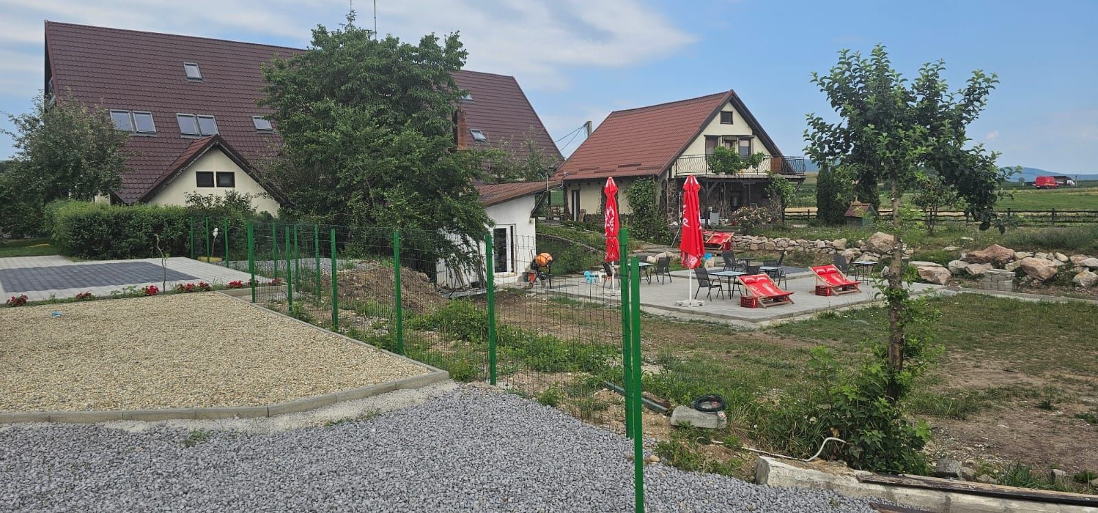 Restaurant, pensiune si casa pe malul lacului