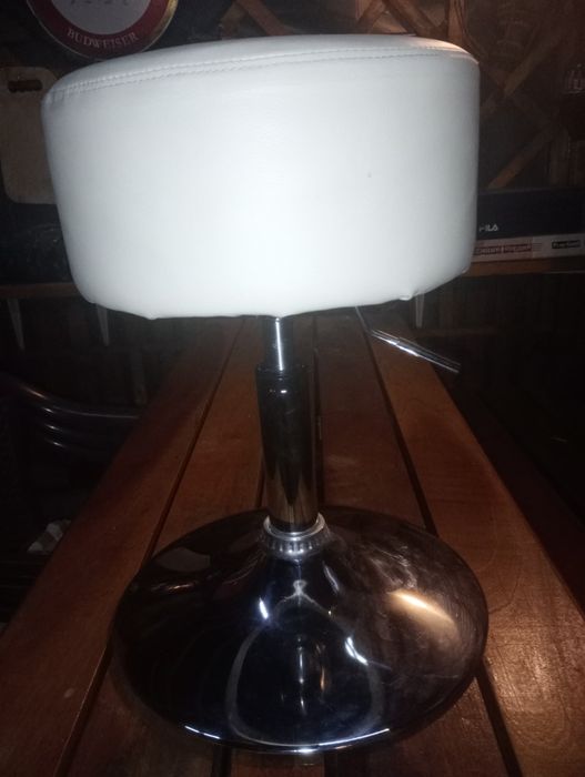 Козметична-фризьорска табуретка с повдигащ механизъм