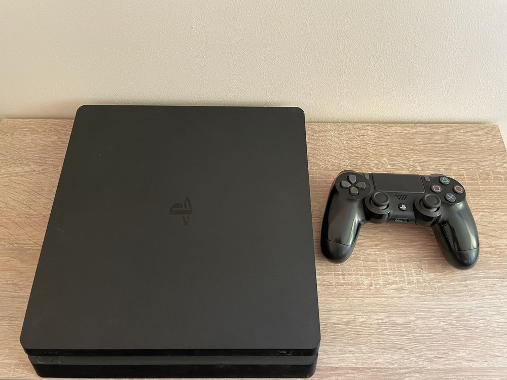 Playstation 4 slim с акаунт с над 35 игри PS4 slim плейстейшън 4