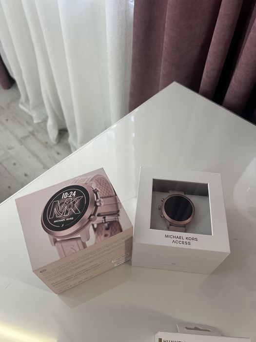 Vând ceas Michael Kors Smartwatch, se poate conecta cu orice telefon