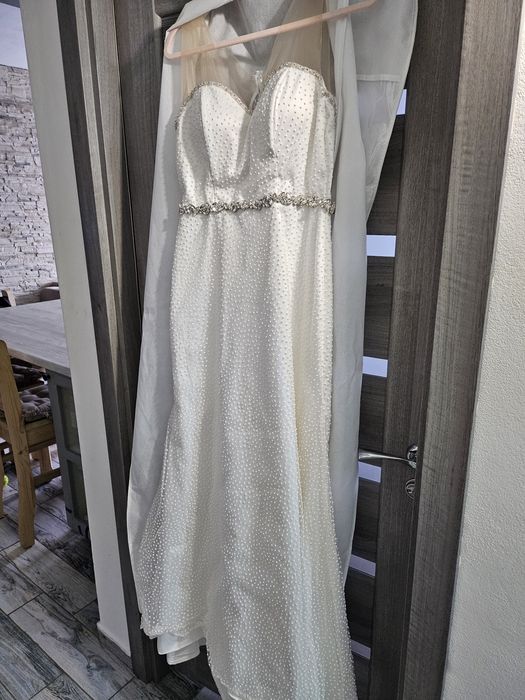 Rochita mireasa o singura purtare merge la 75 de kg 1,70 m.