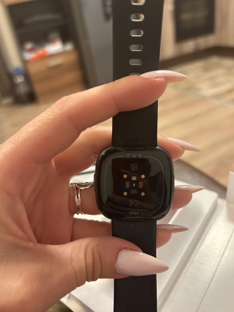 Смарт часовник FITBIT VERSA 4