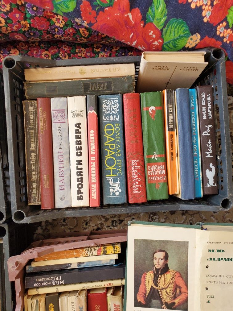 Продаётся книги цена очень низкая от 5000 до 10000 сум