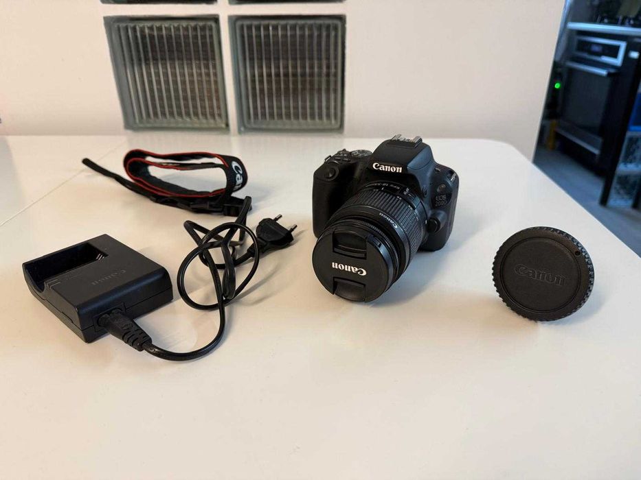 Canon EOS 200D + obiectiv 18-55mm + trepied modular