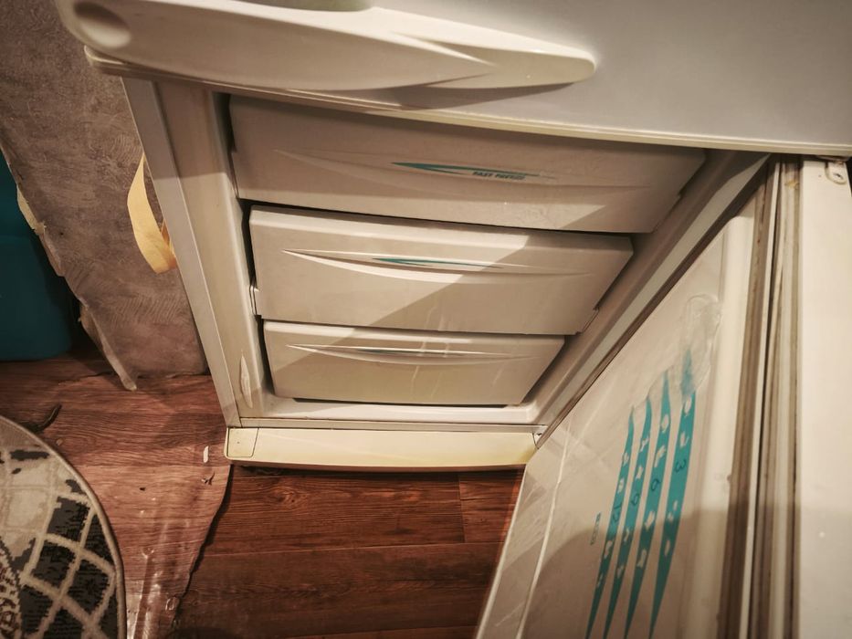 Холодильник с морозильной камерой