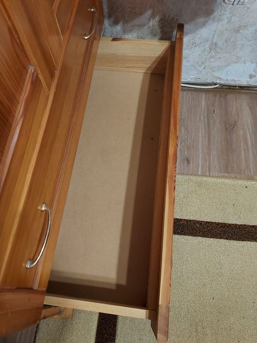 Гардероб от чамово дърво