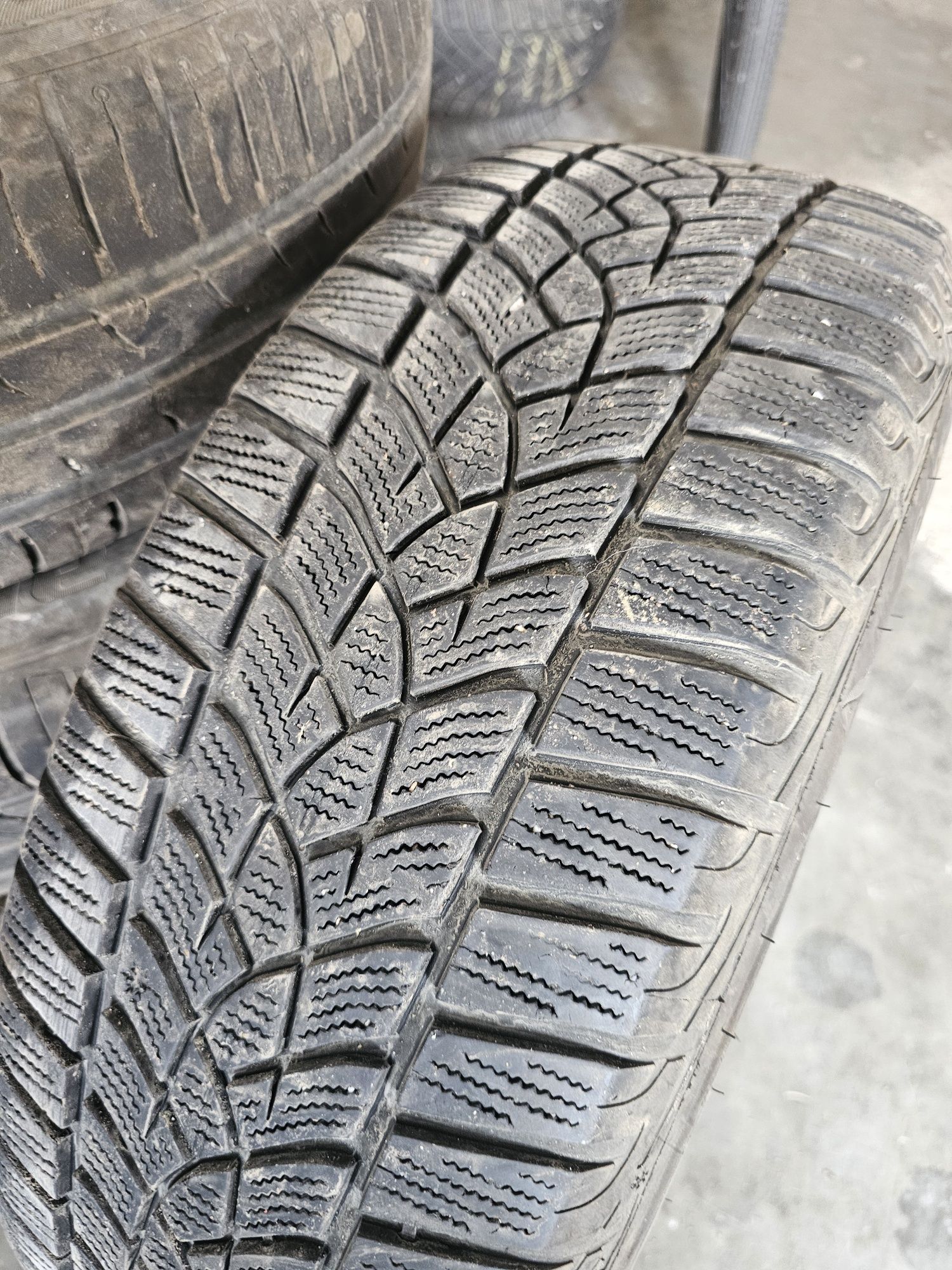 Продавам 2 броя гуми Bridgestone в добро състояние 215/65 R16