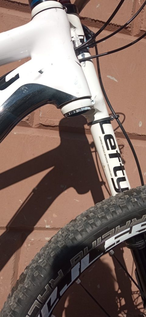 Висок клас карбонов велосипед Cannondale Trigger Carbon 2