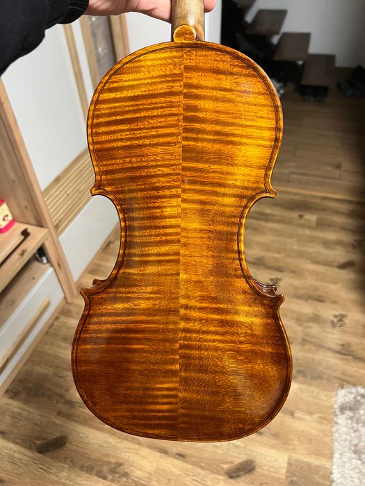 Vând vioara profesională 4/4 model Guarneri del gesu.