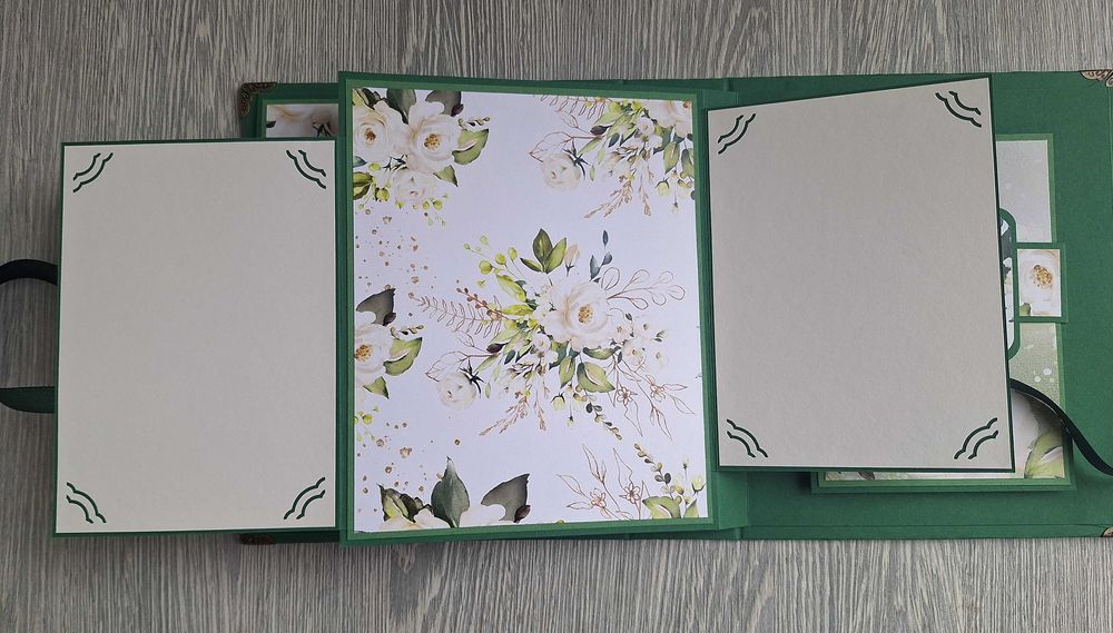 Скрапбук албум в зелено и бяло, с нежни рози, ръчна изработка /43.44