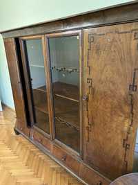 Старинен шкаф от дърво с витрина