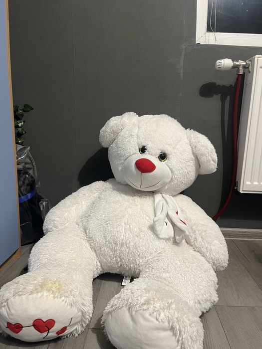 Голяма бяла плюшена мечка със сърца