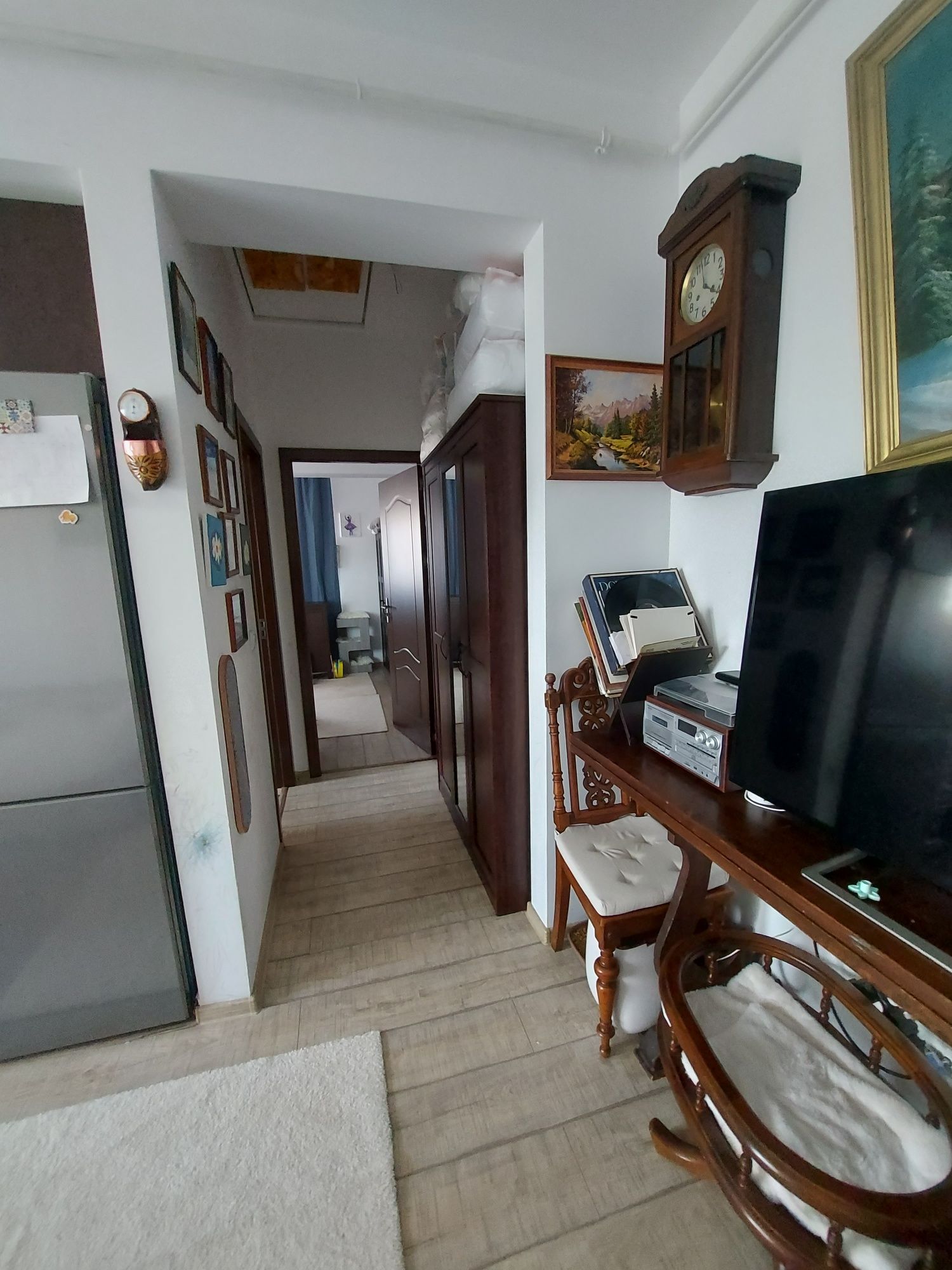 Vând apartament cu pod și loc de parcare