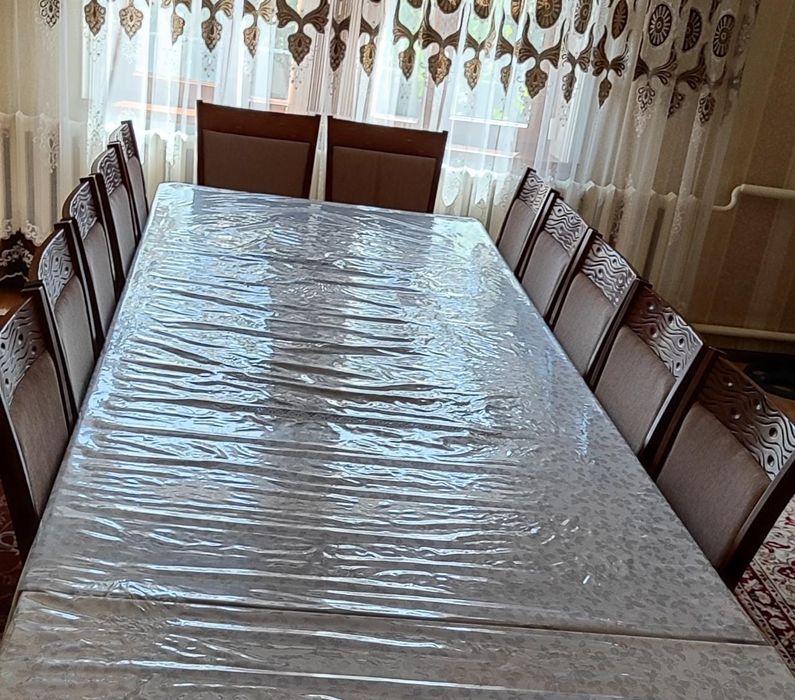 Стол және орындықтарымен