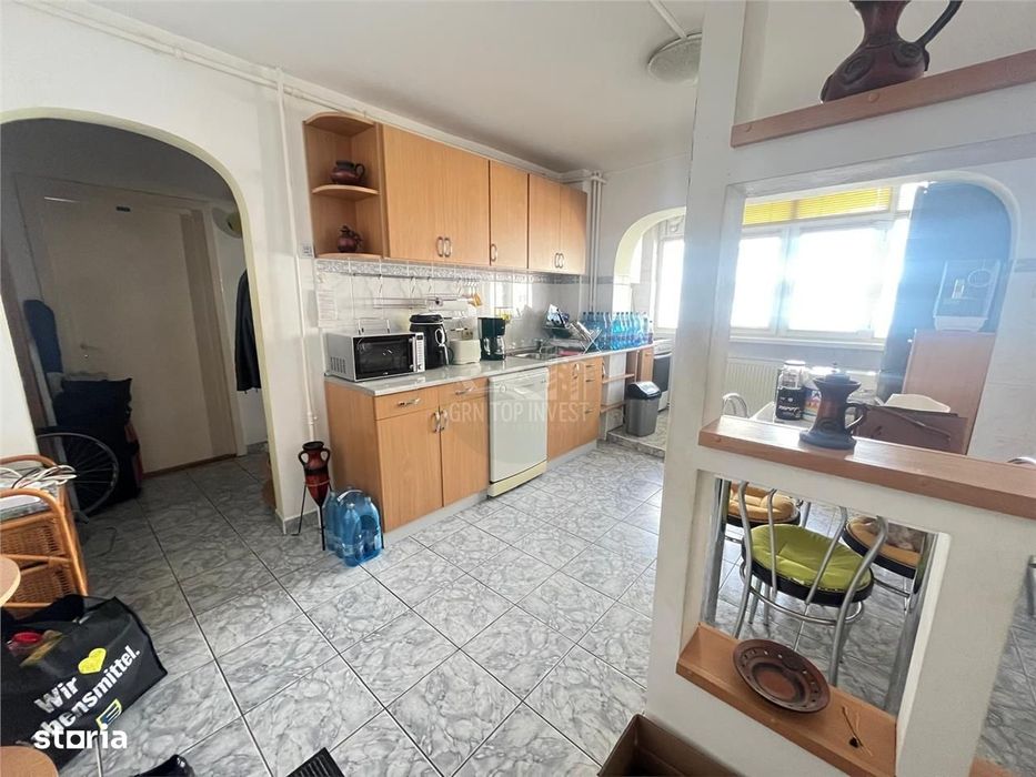 Apartament 3 camere decomandat si pivnita zona Vasile Aaron