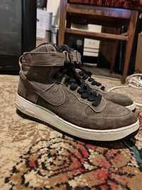 Vând Nike Air Force 1 High 07 Dark Mushroom.