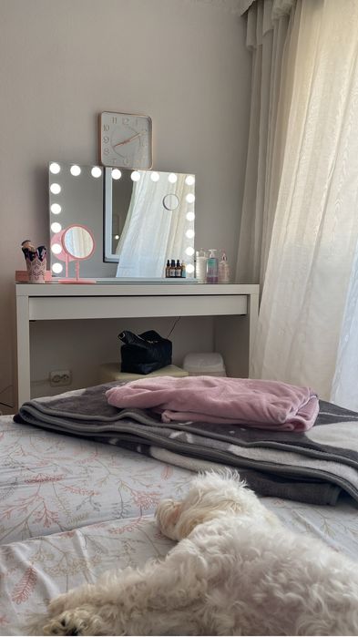 Masă make-up și oglindă