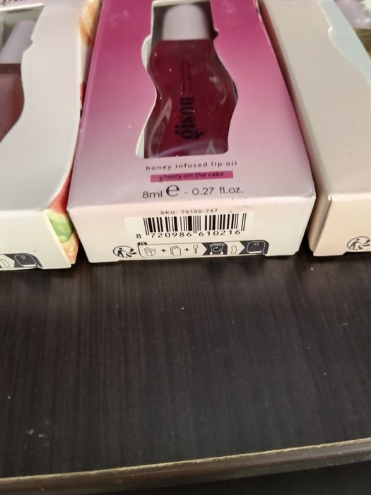 Uleiul de buze infuzat cu miere Gisou (Gisou Honey Infused Lip Oil).