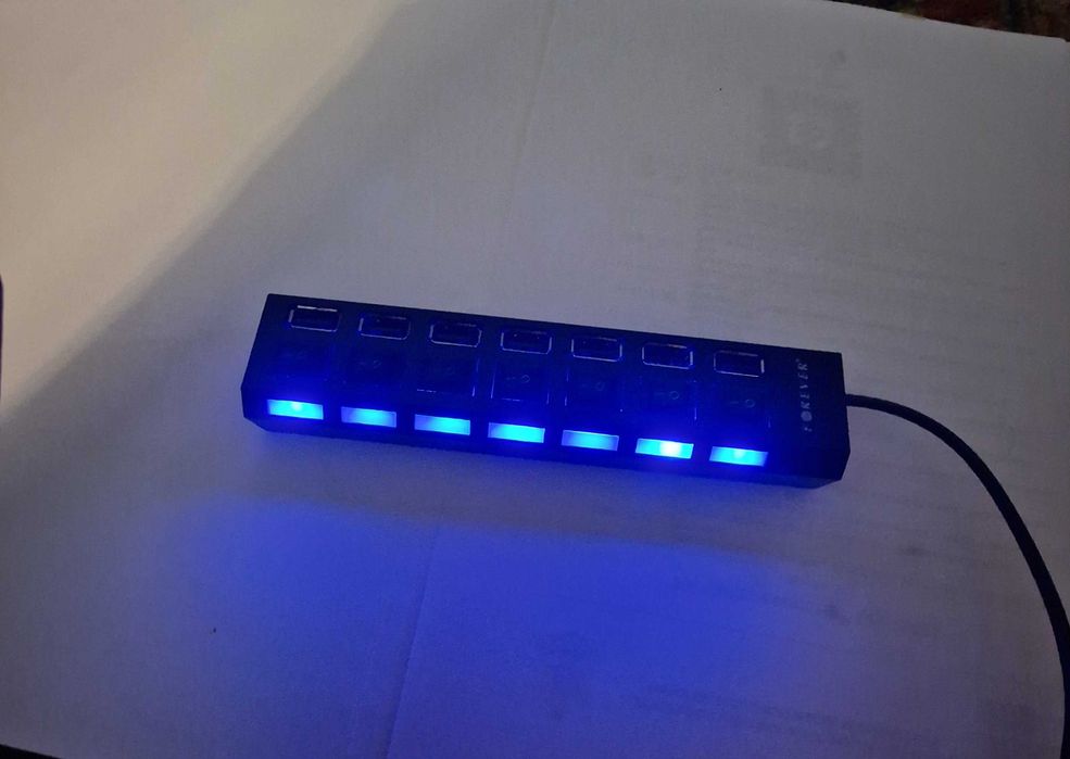 Hub USB cu 8 porturi si întrerupător