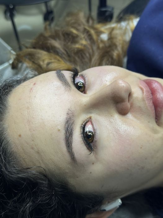 Поставяне и удължаване на мигли