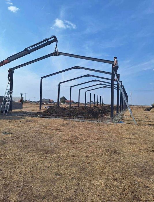Executăm hale metalice10x20x4'5 învelite cu panouri sandwich.