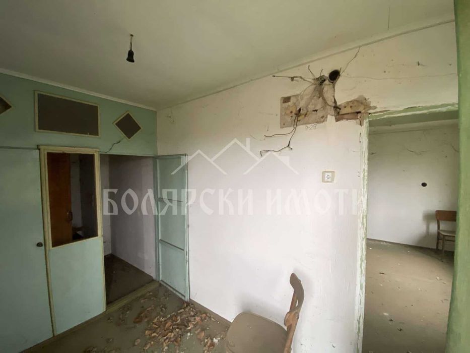 Двуетажна къща за ремонт в село Обединение