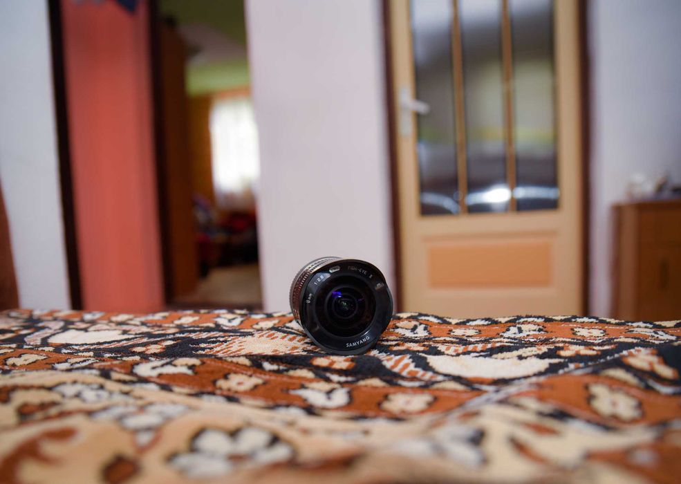 Obiectiv  Samyang 8 mm f2.8  Fish eye 2 montura Sony e cu parasolar .
