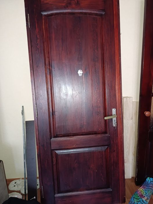 Продам деревянную дверь