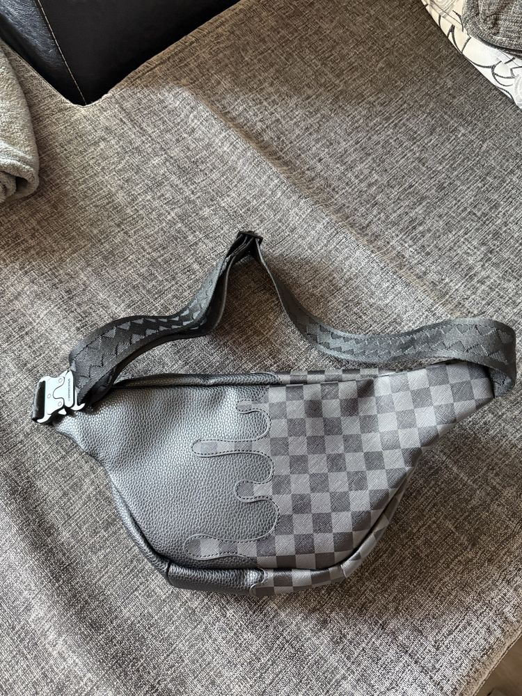 Чанта sprayground в перфектно състояние