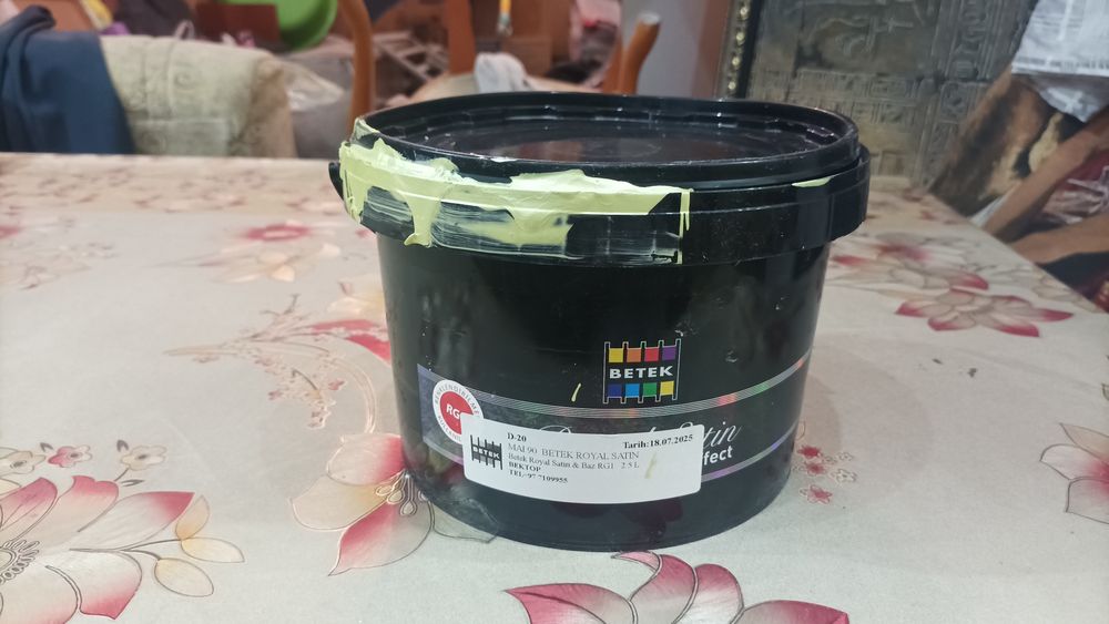 Продается краска бетек цвет жёлтый видно на банке