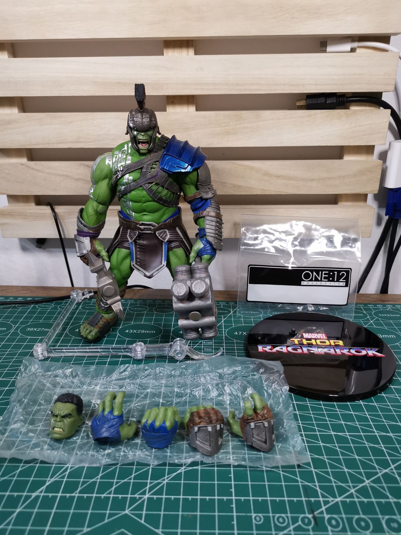 Figurina Articulata Mezco Hulk Ragnarok MCU Marvel