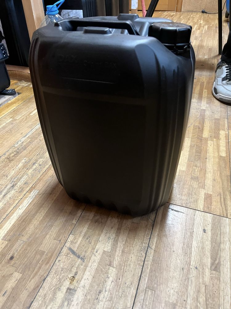 Продам канистры пластик 20 л
