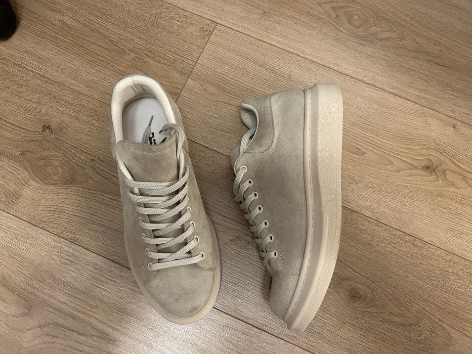 Нови Мъжки Велурени Бежови Обувки Стилни Удобни Модерни