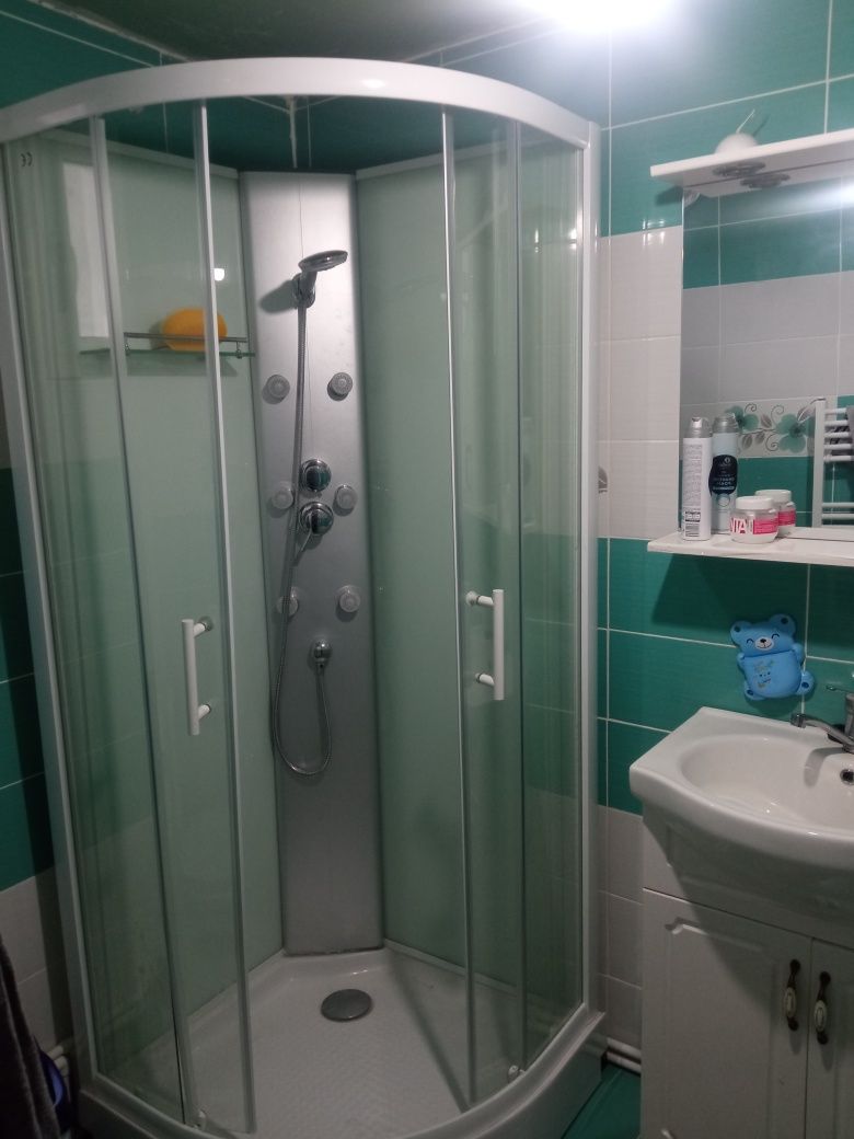 Vând dus și set mobilier de baie mai multe detalii la telefon