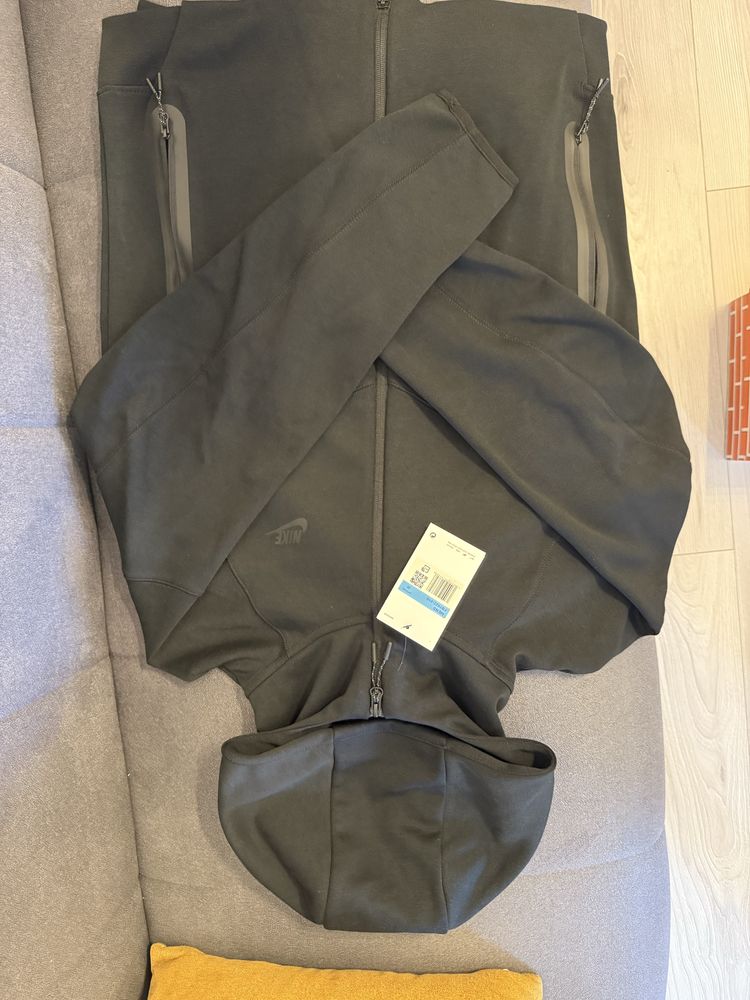 Trening Nike Tech Fleece - Mărimea M - Nou, Nepurtat
