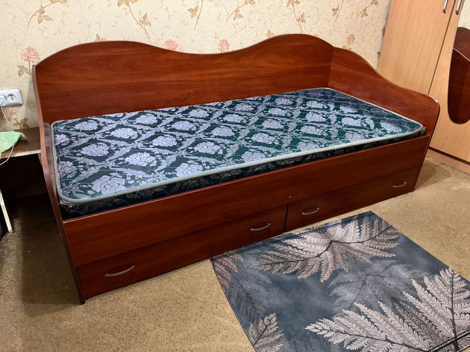 Кровать +- метр на два