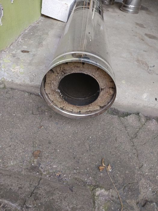 Cos de fum izolat cu vată.