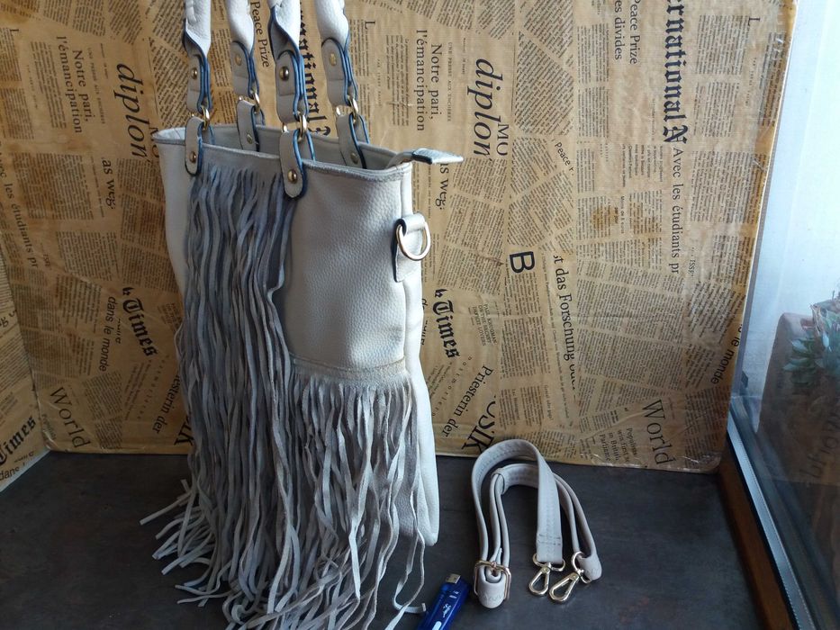 дамска чанта,бежова велурена торба с ресни