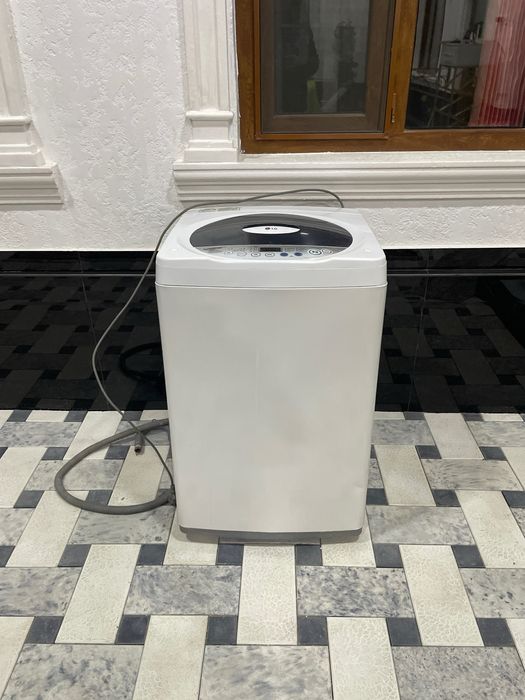 Кир ювиш мошинаси полуавтомат ЛЖ , ишлаб турибди.   Стиральня машина