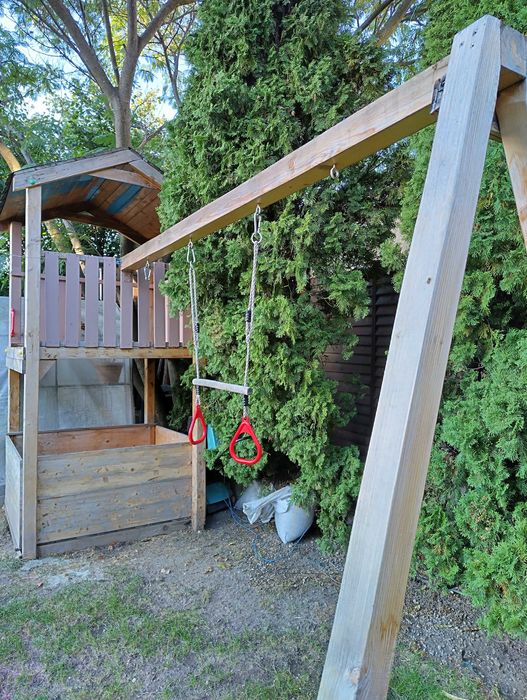 Loc de joaca cu loc de leagane