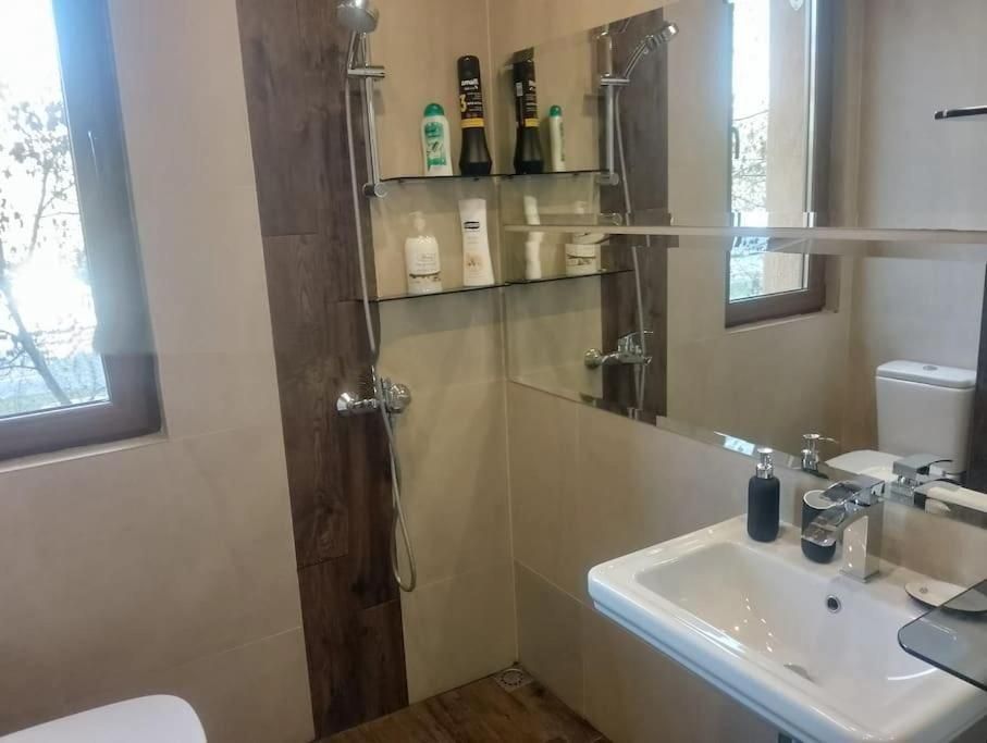 Дава се под наем Двустаен апартамент в София, Изток - 65 кв.м за 990 € - Снимка #9