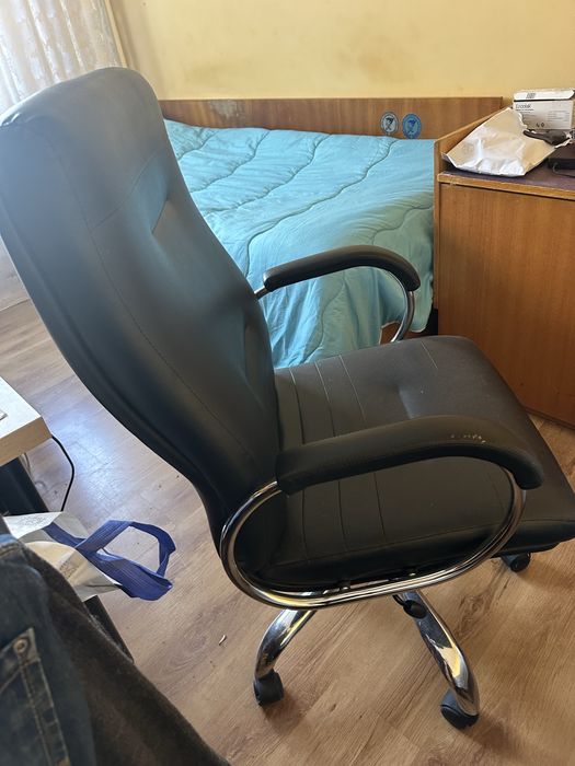 Кожен офисен стол