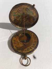Масивен компас от бронз със слънчев часовник