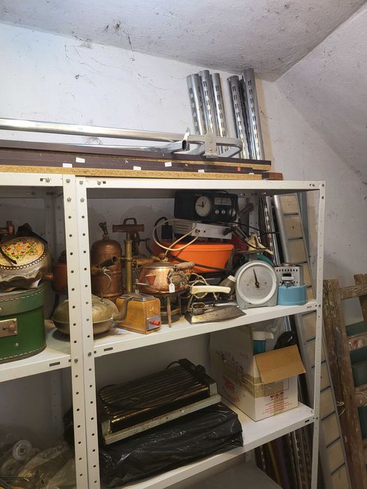 Магазинно оборудване и много видове закачалки