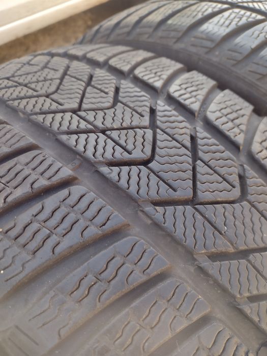 Перфектни 2бр.235/40/19 Pirelli dot3621
