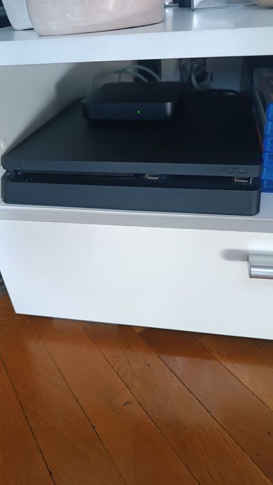 PS4 slim с контролер и 6 игри
