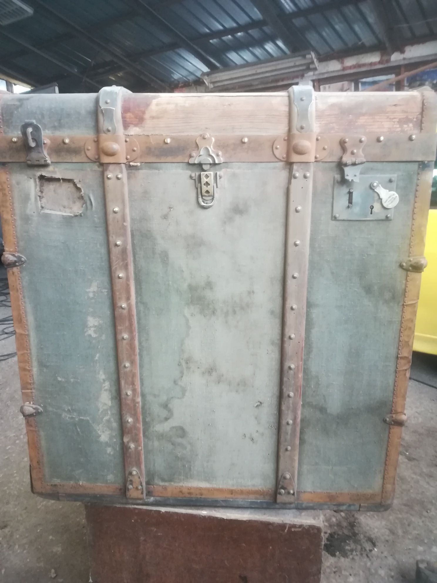 Старинен сандък за багаж от царско време.